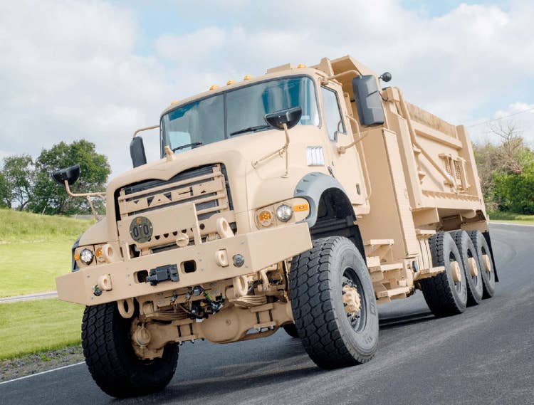 Camion beige conduisant sur la route
