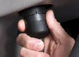 Une personne tenant un objet noir Description générée automatiquement avec un faible niveau de confiance
