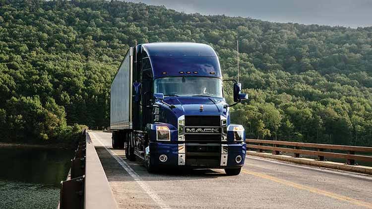 Mack Trucks Anthem sur un pont