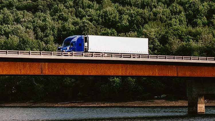 Blue color Mack Anthem sur un pont