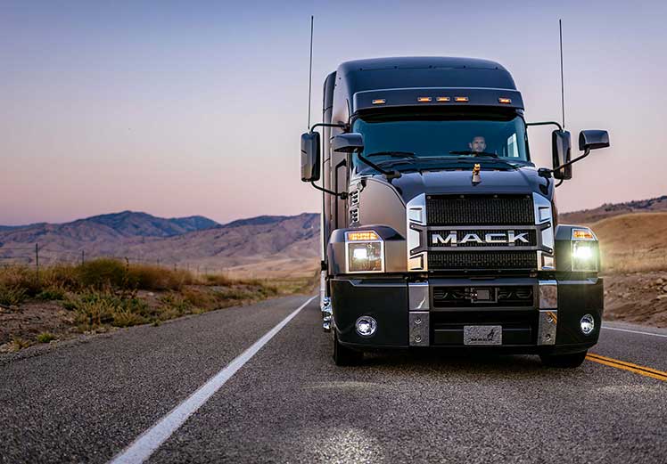 Un camion qui roule sur la route Description générée automatiquement avec un niveau de confiance moyen