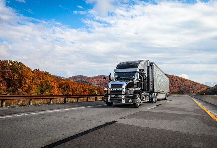 Un semi-remorque conduisant sur une autoroute Description générée automatiquement avec un niveau de confiance moyen