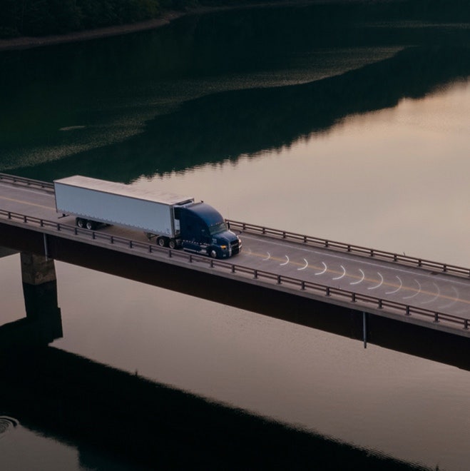 Un train sur un pont Description générée automatiquement avec un niveau de confiance moyen