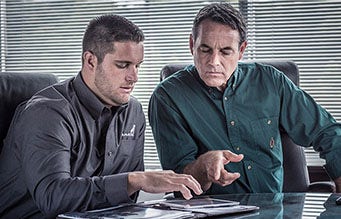 Remorquer des personnes discutant des offres financières Mack